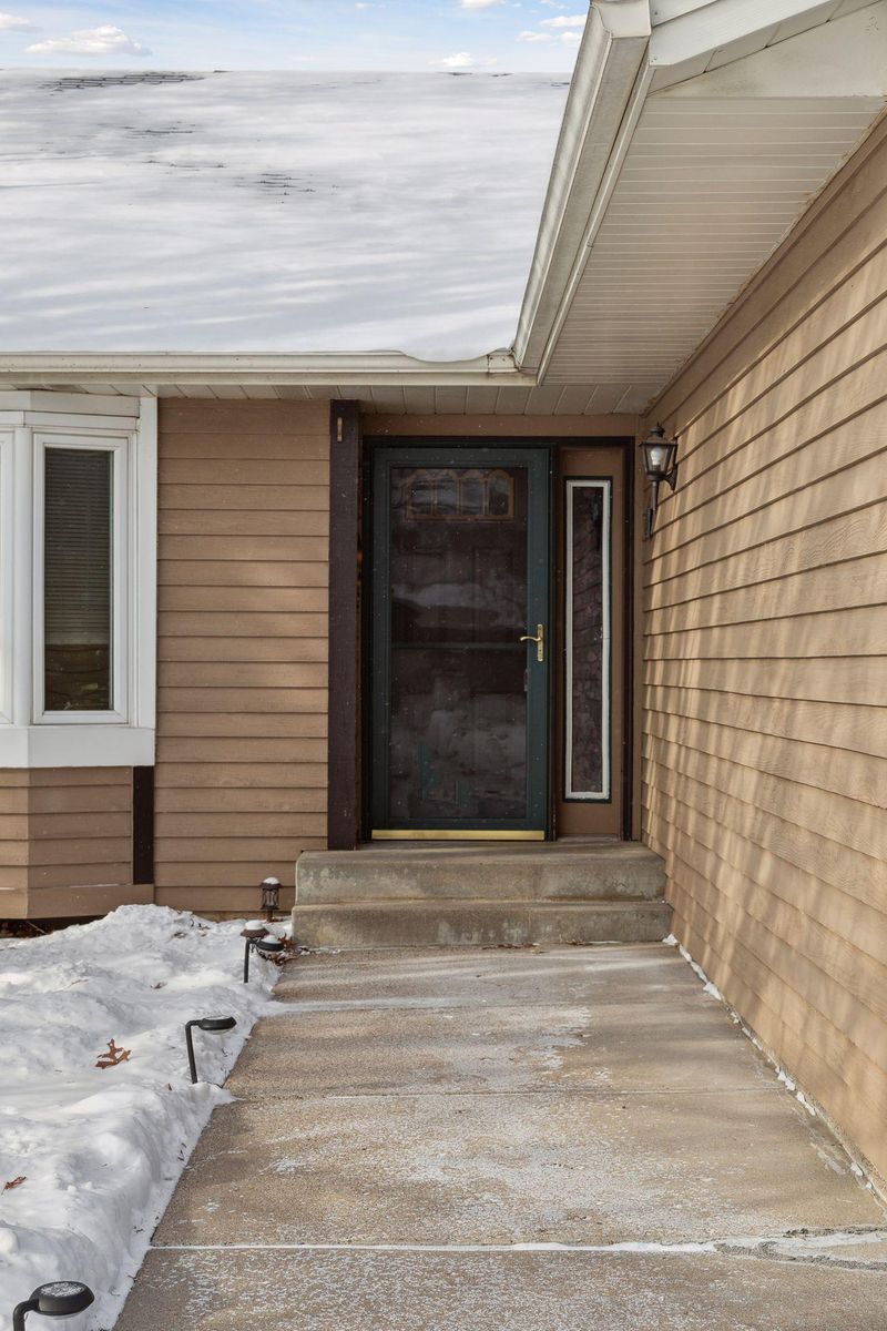 373 Londin Cir, Saint Paul, MN 55119