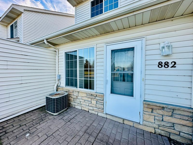 882 Gannon Dr, Shakopee, MN 55379