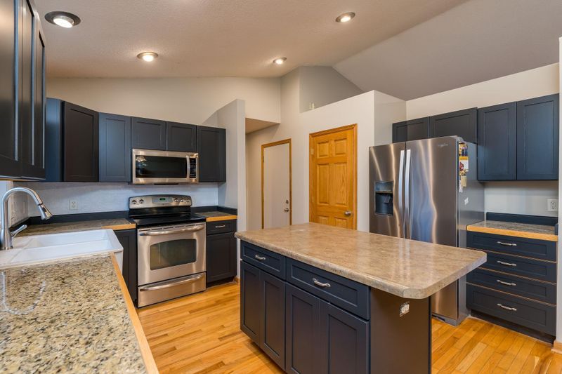 757 Hilltop Dr SW, New Prague, MN 56071