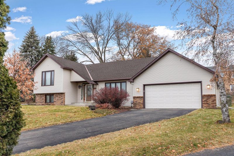525 Lake Bayview Ct, Shoreview, MN 55126