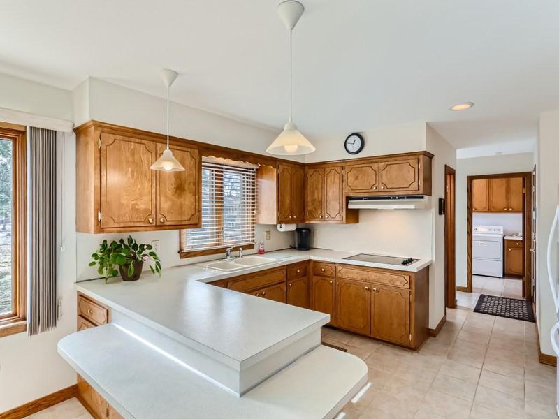2325 Skyline Dr, Bloomington, MN 55425