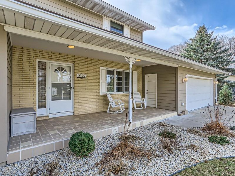 2325 Skyline Dr, Bloomington, MN 55425