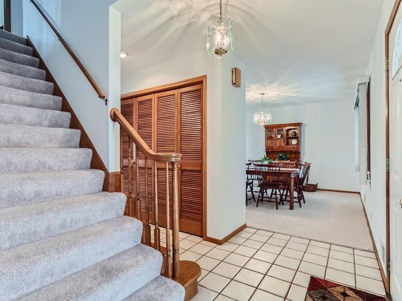 2325 Skyline Dr, Bloomington, MN 55425