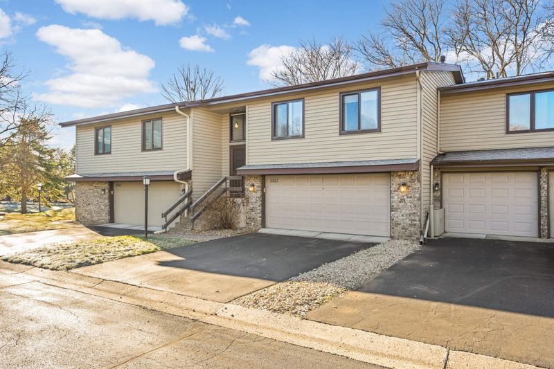5553 Hyland Courts Dr, Bloomington, MN 55437