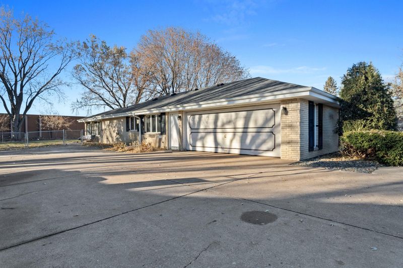 2849 Centerville Rd, Little Canada, MN 55117