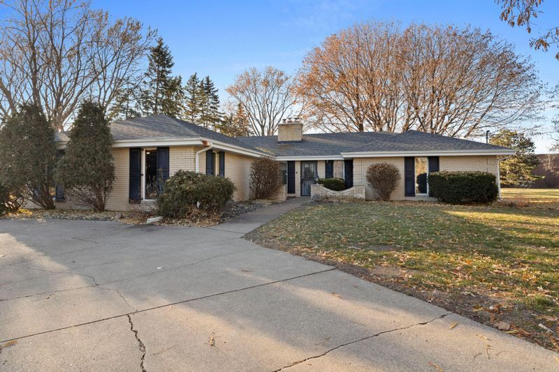 2849 Centerville Rd, Little Canada, MN 55117