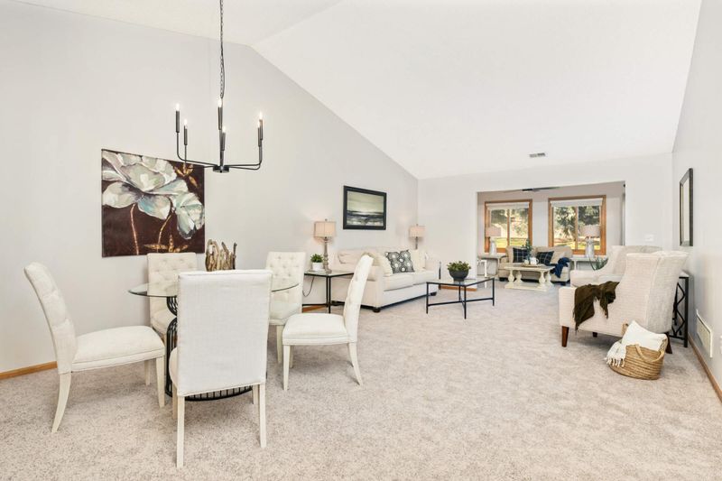 8952 Thomas Dr, Woodbury, MN 55125