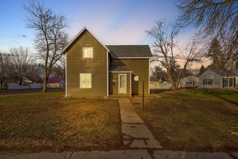 760 12th St, Windom, MN 56101