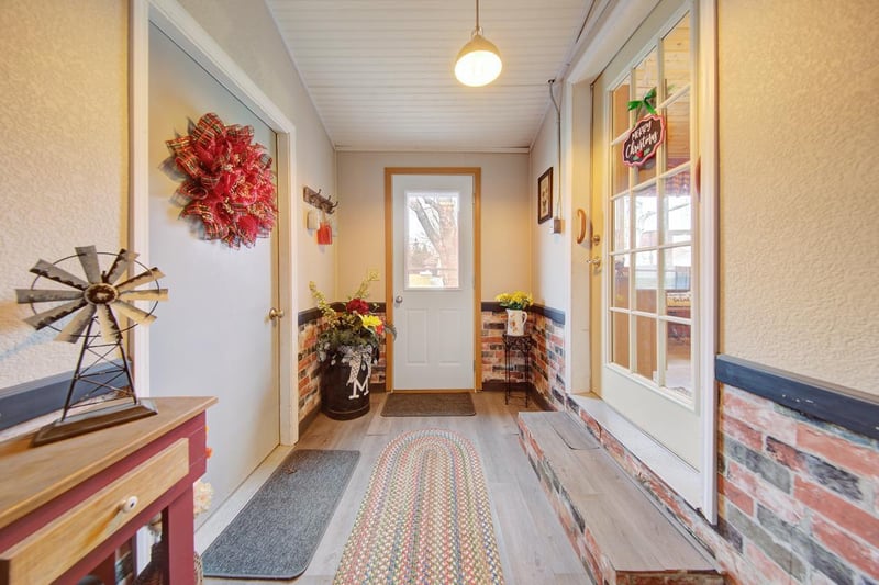 87 Blashack St, Waldorf, MN 56091