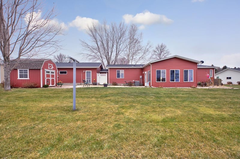87 Blashack St, Waldorf, MN 56091