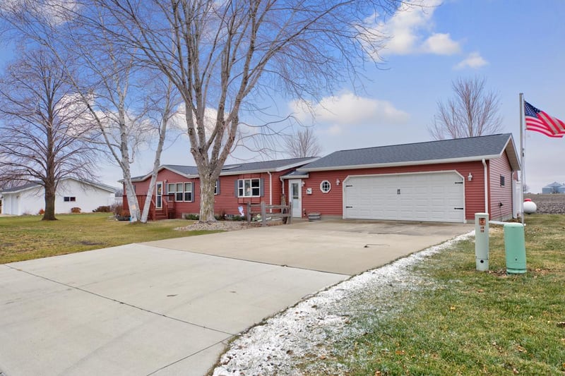 87 Blashack St, Waldorf, MN 56091
