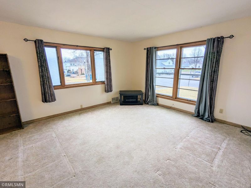 611 Park Ave E, Olivia, MN 56277