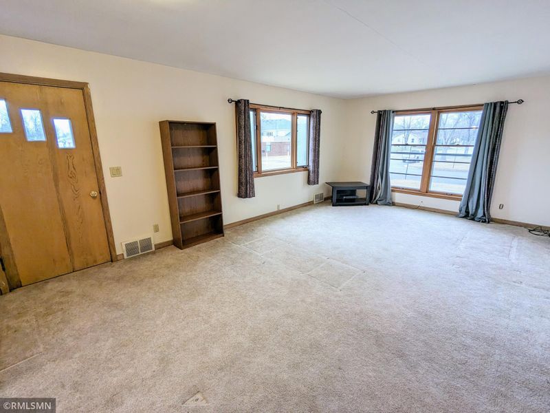 611 Park Ave E, Olivia, MN 56277
