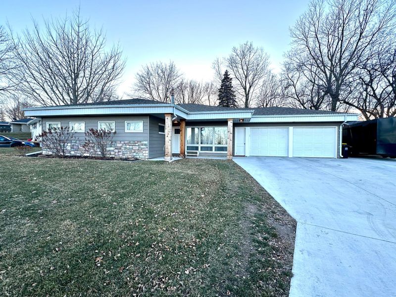 900 Fairview Ln, Windom, MN 56101