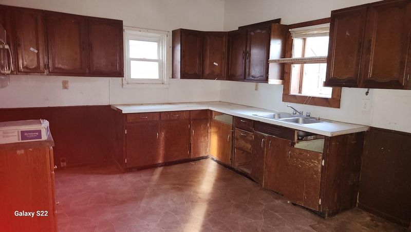 1107 Elm St, Windom, MN 56101