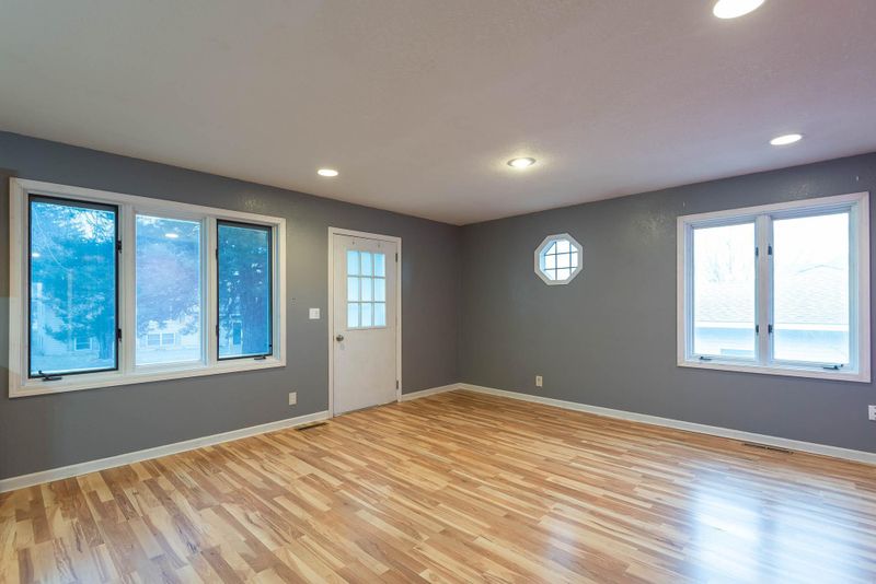 612 W 4th St, Janesville, MN 56048