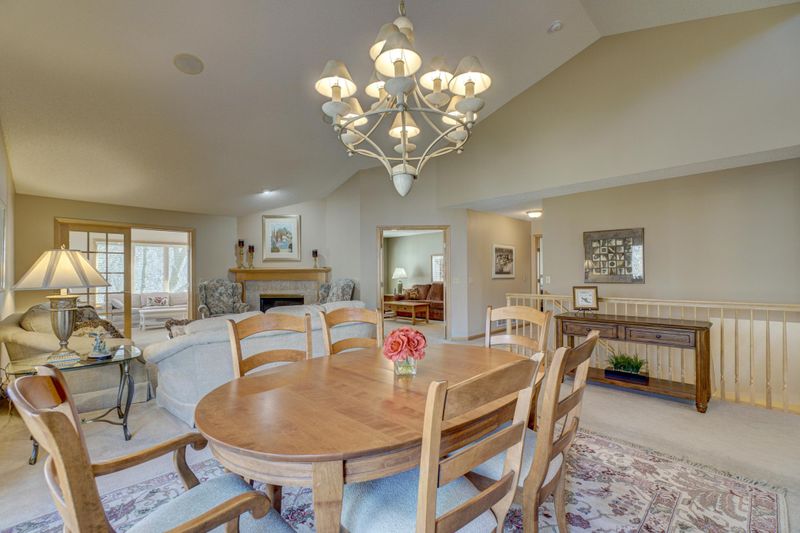 10424 Eagle Pointe Cir, Woodbury, MN 55129