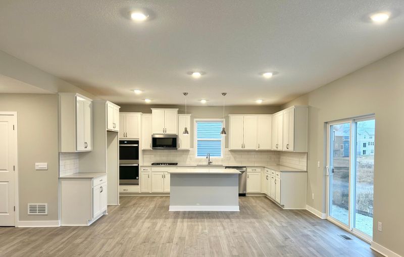 1654 Oak Creek Dr, Chaska, MN 55318