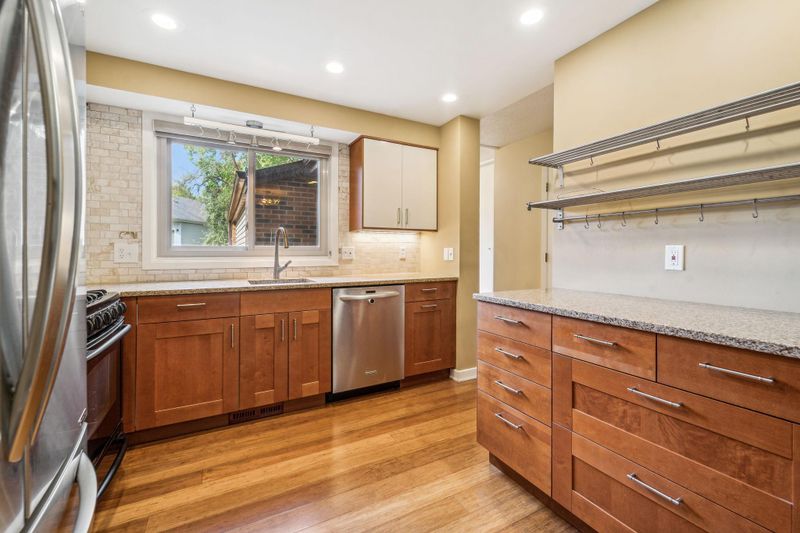 2444 Mendelssohn Ln, Golden Valley, MN 55427