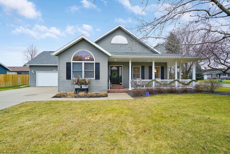 921 Valley View Rd, Lake City, MN 55041