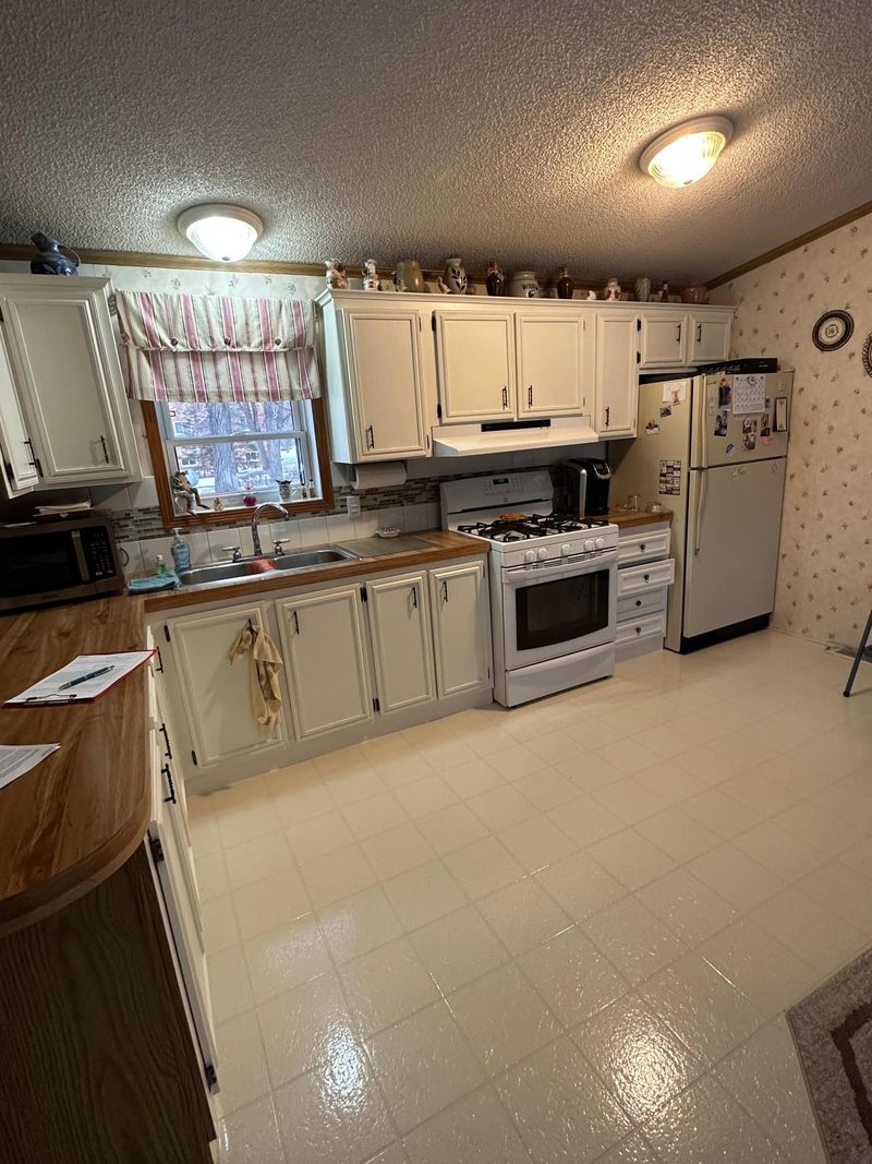 606 1st St S, Karlstad, MN 56732