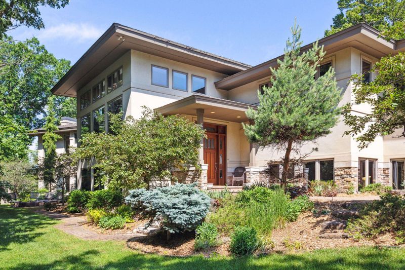 10 Windy Ridge Pl, Mendota, MN 55150