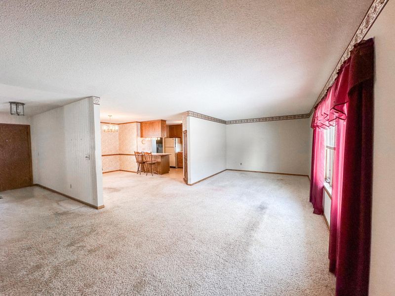 907 N Nicollet St, Winthrop, MN 55396