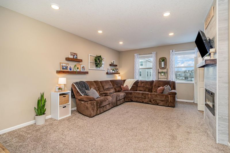 8759 Granite Ln, Woodbury, MN 55129