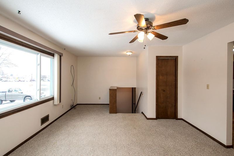 954 Merrill St SW, Hutchinson, MN 55350