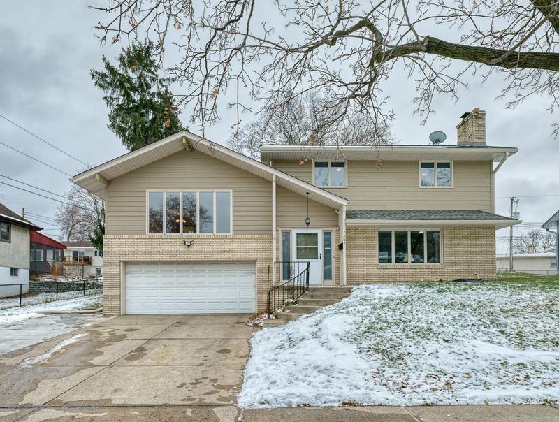 2202 Edgebrook Ave, Saint Paul, MN 55119