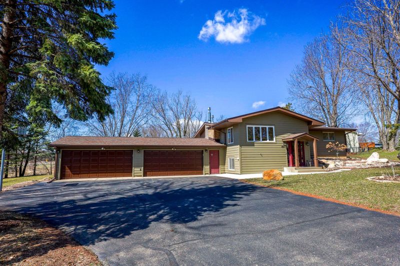 4591 W Greenleaf Dr, Eagan, MN 55123