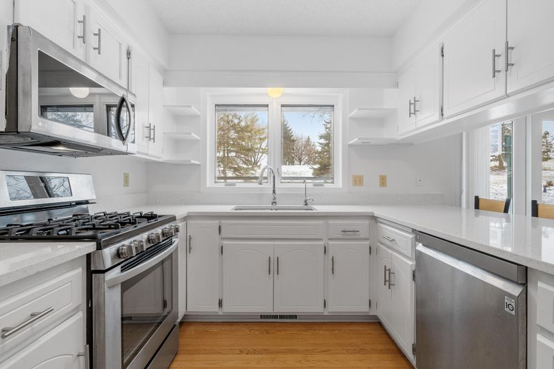 7025 W 83rd St, Bloomington, MN 55438