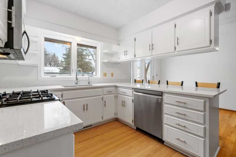 7025 W 83rd St, Bloomington, MN 55438