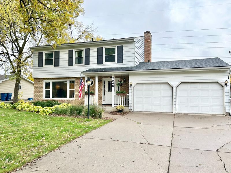 2048 Lamplight Dr, Woodbury, MN 55125