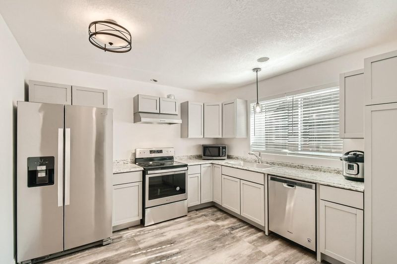 936 Earl St, Saint Paul, MN 55106