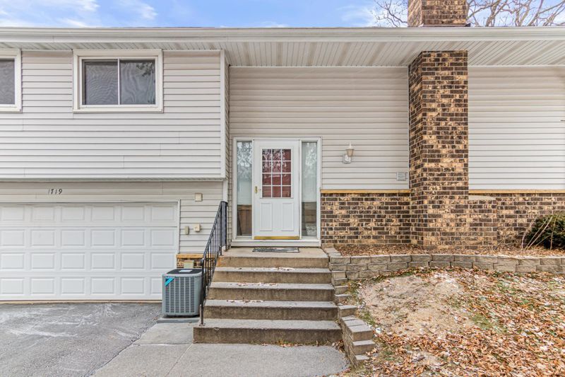 1719 Hickory Hill Dr, Eagan, MN 55122