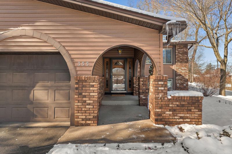 355 Grandview Ave W, Roseville, MN 55113