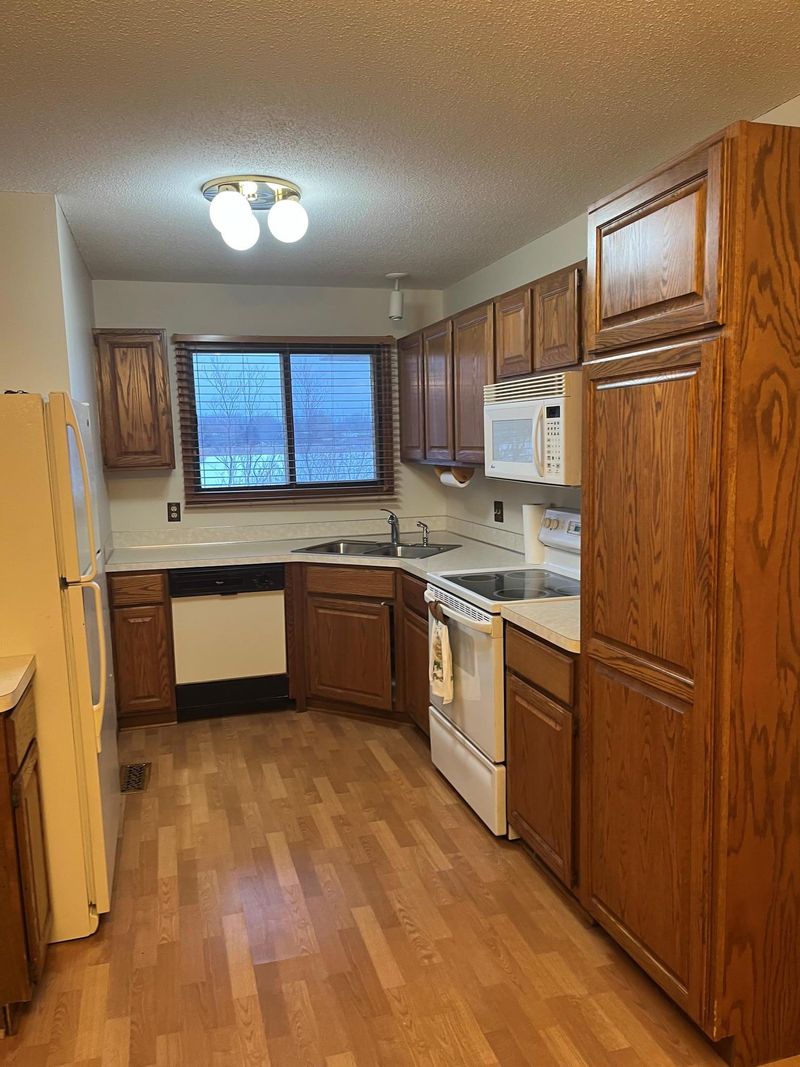 8511 S Pond Trl, Champlin, MN 55316