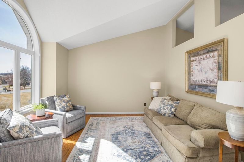 8712 Valley View Pl, Chanhassen, MN 55317