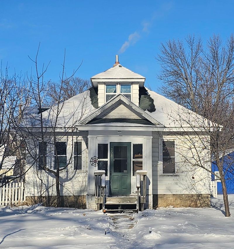 303 E 7th St, Morris, MN 56267