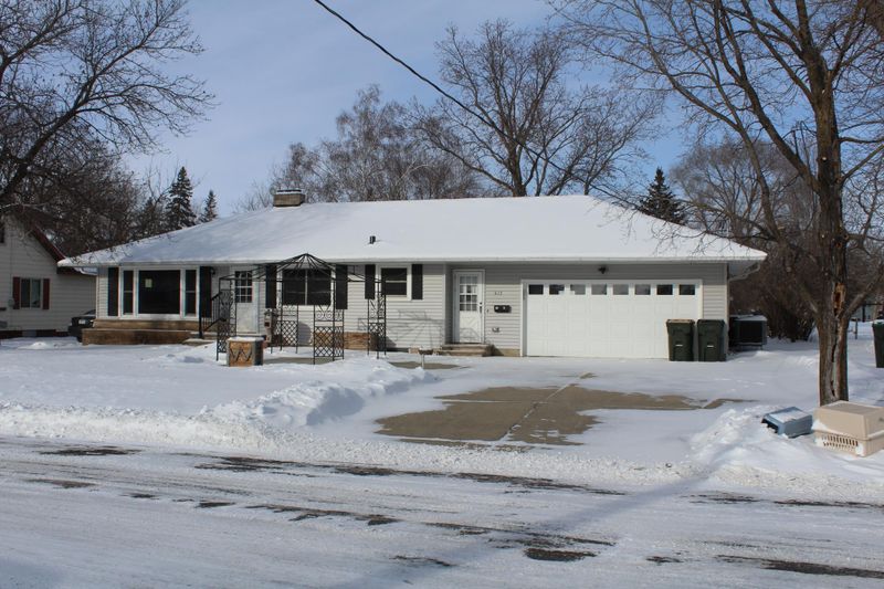 413 1st St NW, Melrose, MN 56352