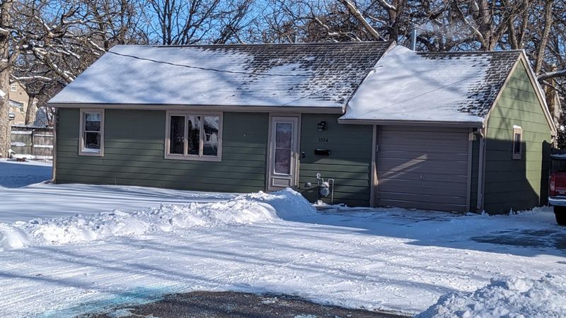 1004 11th St NW, Austin, MN 55912