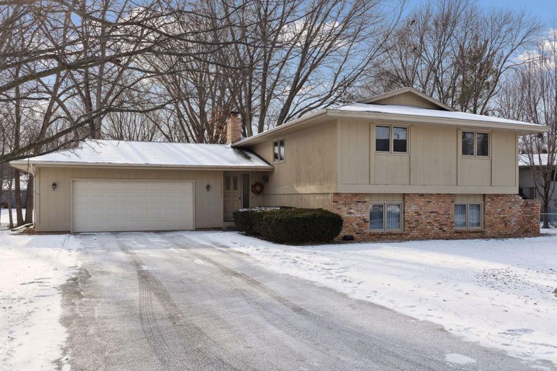 18895 Pheasant Cir, Eden Prairie, MN 55346