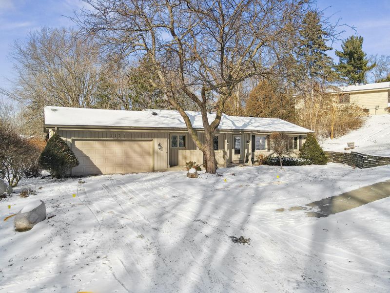 117 Hidden Meadow Rd, Apple Valley, MN 55124