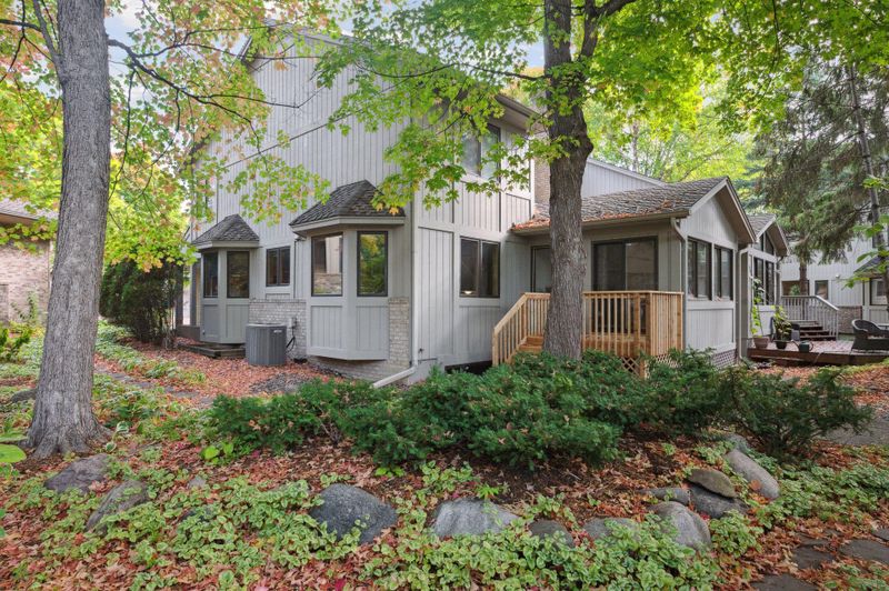 1108 Hollybrook Dr, Wayzata, MN 55391