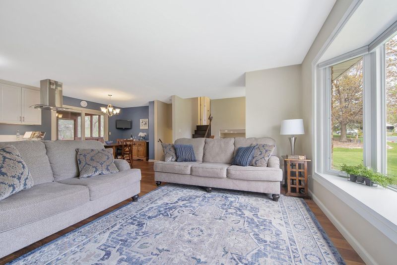 10470 Buckingham Dr, Eden Prairie, MN 55347
