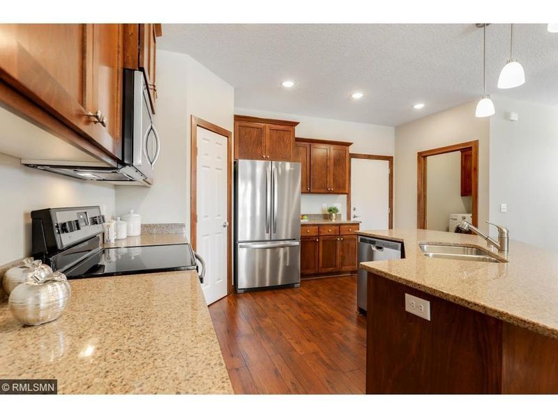 6040 Boulder Ridge Dr, Rockford, MN 55373