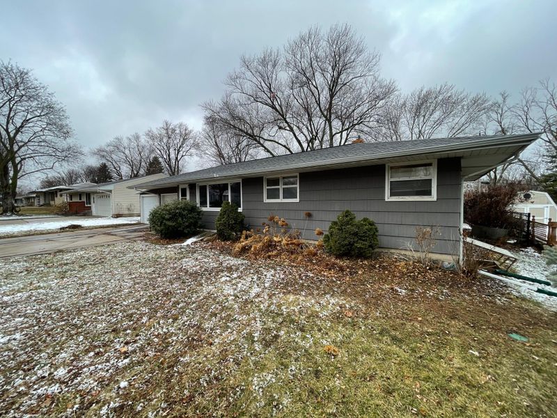 2721 Matilda St, Roseville, MN 55113