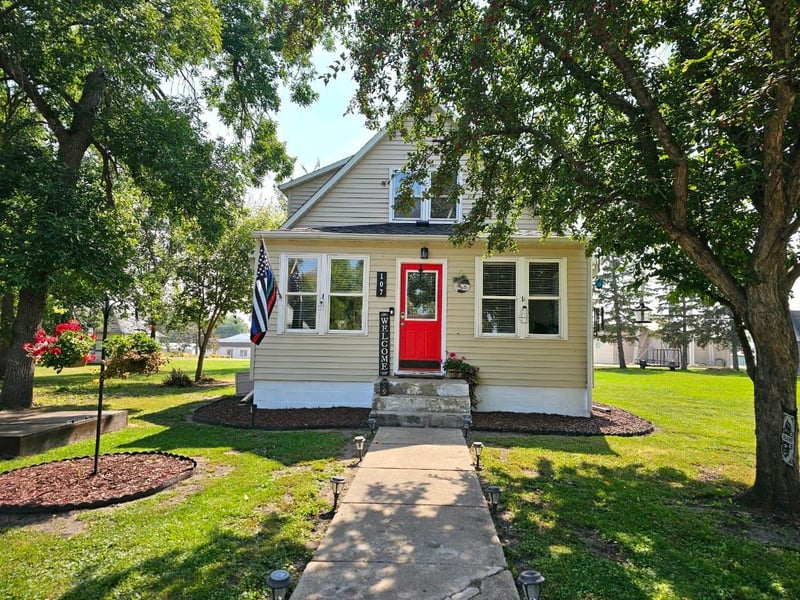 107 E 4th St, Cyrus, MN 56323