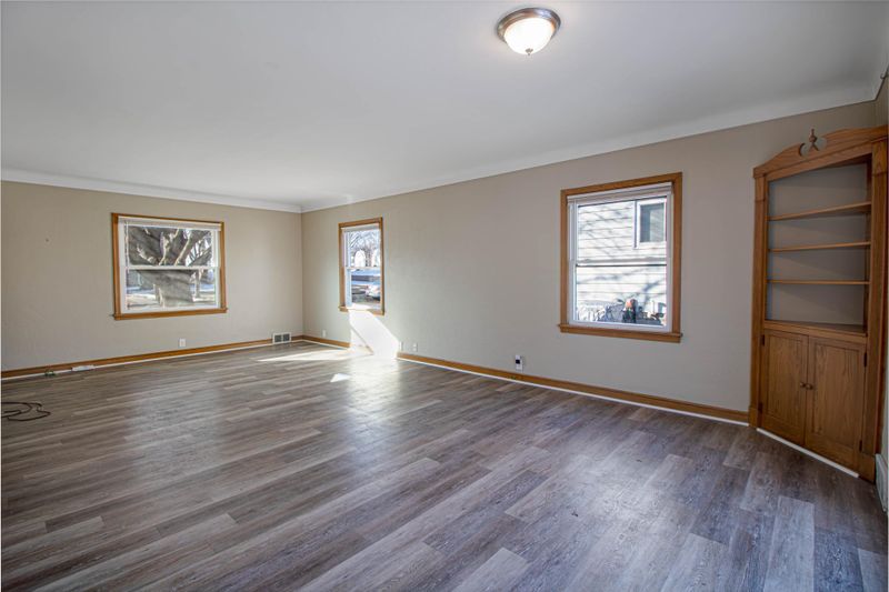 661 Montana Ave E, Saint Paul, MN 55106